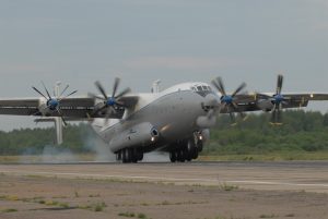 Die Antonow An-22 fliegt seit 1967 als militärischer und ziviler Transporter – ebenfalls mit NK-12-Propellerturbinen. Zur Zeit fliegt noch eine unabhängige Transporteinheit der russischen Luftwaffe mit diesem Flugzeug. Im Bild eine An-22 dieses Verbands bei der Landung. (#9)