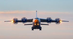 An der ukrainischen, vormals sowjetischen Antonow An-70 nutzten die Konstrukteure gegenläufige Propeller, um dem Militärtransporter gute Kurzstart- und Lande-Fähigkeiten zu geben und die Leistungsfähigkeit der Turboprops optimal zu nutzen. Konventionelle Propeller bräuchten etwa den doppelten Durchmesser. (#4)