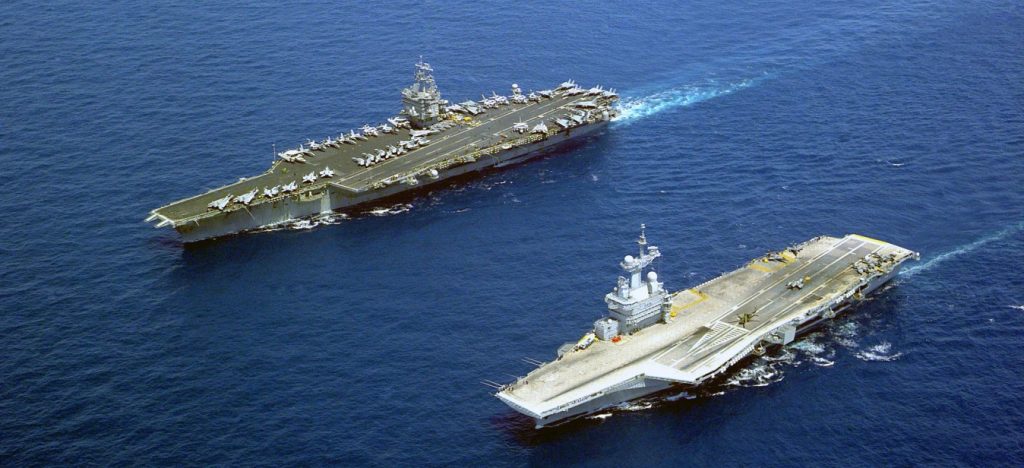 Hier fährt der französische Nuklearträger "Charles de Gaulle" (vorne) im Verband mit der USS "Enterprise", dem ersten atomar betriebenen Flugzeugträger überhaupt. Die "Enterprise" wurde 2012 außer Dienst gestellt. Die Aufnahme entstand 2001 im Mittelmeer. (#13)