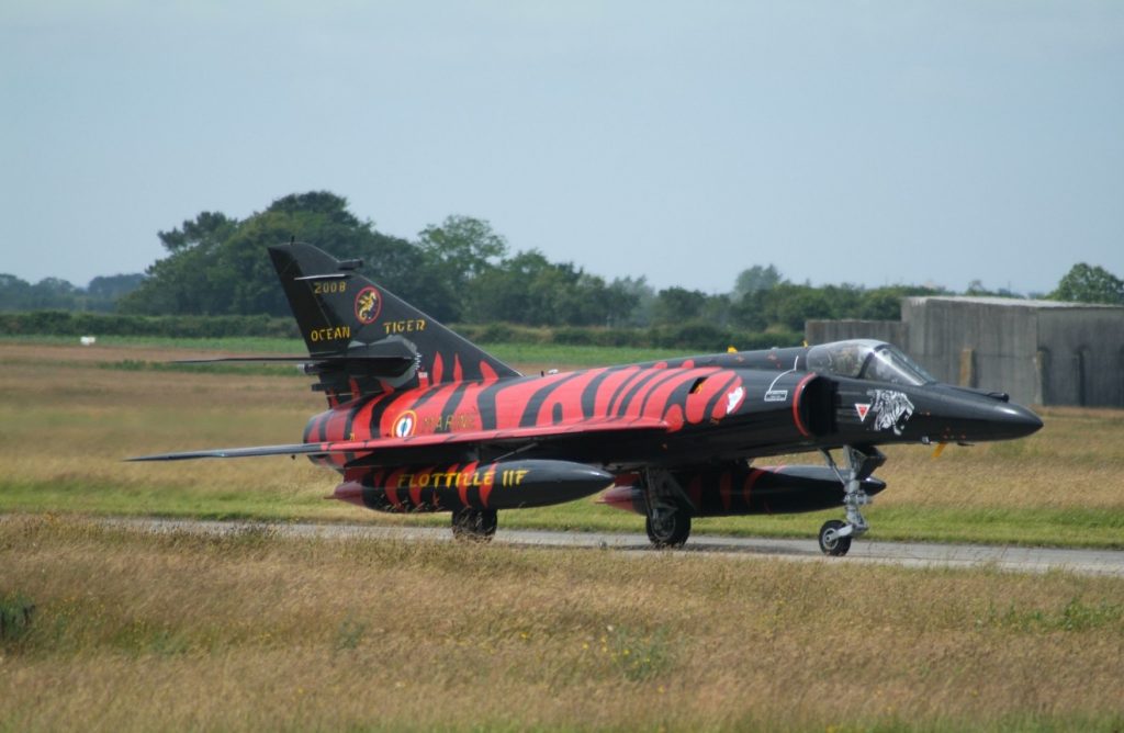 Diese “Super Etendard” wurde anläßlich des “Tiger Meets” 2008 mit farbenprächtigen Tigerstreifen versehen. Das “Tiger Meet” findet seit 1961 jährlich statt und versammelt Fliegerstaffeln aus dem ganzen NATO-Bereich, die den Tiger im Wappen tragen. 2008 trafen sich die Tiger auf der französischen Marinefliegerbasis Landiviseau, der Heimat der mit Super Etendards ausgerüsteten Flottille 11F. Die “Tiger Meets” sollen die Kameradschaft und die Zusammenarbeit zwischen den verschiedenen Nationen verbessern. Veranstalter ist die “NATO Tigers Association”. (#03)