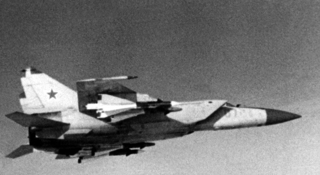 Mit einem MiG-25P-Höhenjäger wie diesem desertierte Viktor Belenko 1976 nach Japan. (#03)