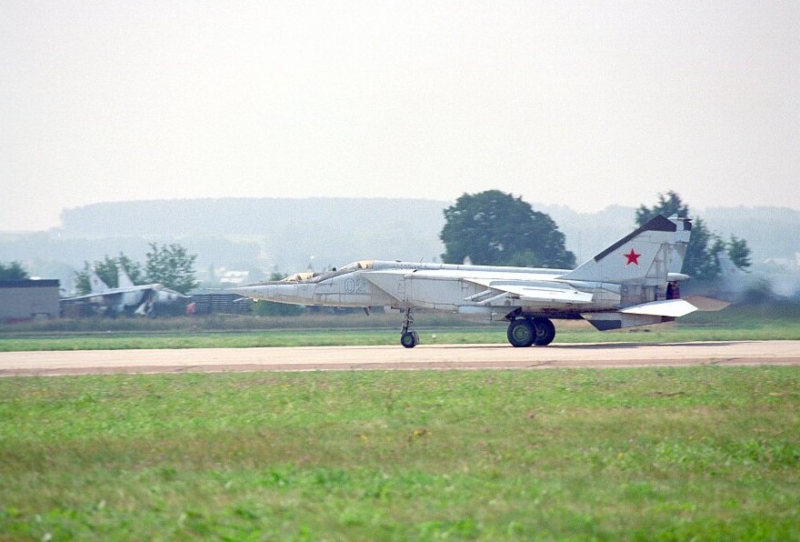Die MiG-25PU war die zweisitzige Trainerversion der „Foxbat“. Der Flugschüler saß in dem tieferliegenden Cockpit vor dem Fluglehrer. (#05)