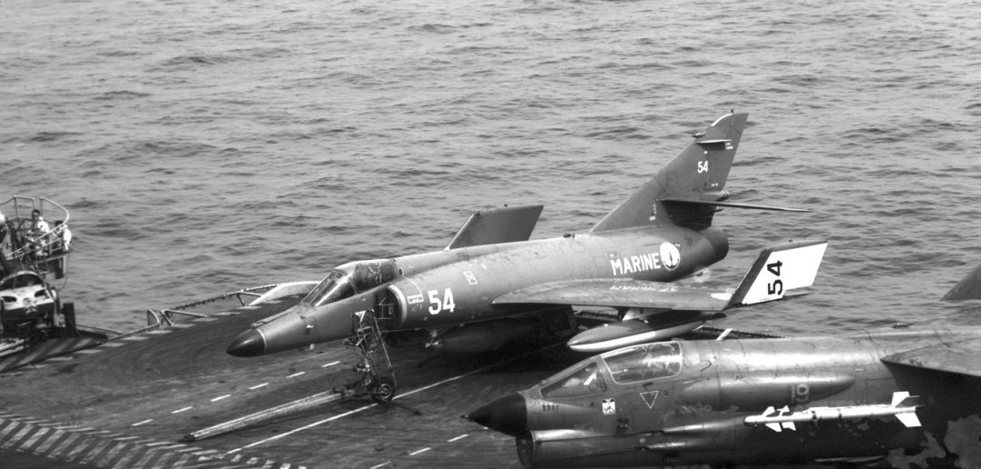 Aufgenommen 1988: Eine “Super Etendard” und eine Chance Vought F-8 “Crusader” auf dem Deck des Flugzeugträgers “Clemenceau”. Damals waren die Jägerstaffeln der Aéronavale mit der US-amerikanischen F-8 ausgerüstet. (#02)