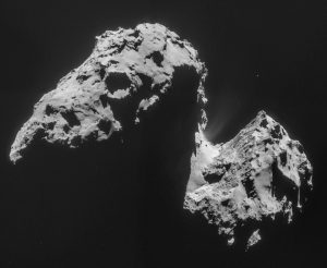 Der Komet 67P/Tschurjumow-Gerassimenko wurde 1969 von den Astronomen Klym Tschurjnow und Swetlana Gerassimenko entdeckt. Er braucht für eine Sonnenumkreisung rund 6 Jahre. Er misst etwa 4 km x 3,5 km x 3,5 km. Vom unteren Hantelende rechts zum oberen links sind es also rund 4000 Meter.  (#10)