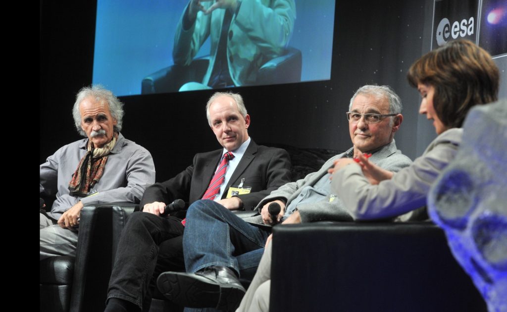 Verantworliche der „Philae“-Mission im Gespräch bei einer Veranstaltung in Paris: (Von links:) Professor Jean Pierre Bibring (ESA), „Philea“-Chefwissenschaftler, Dr. Stephan Ulamec vom DLR, verantwortlich für den Lander selbst, und Dr. Wlodek Kofman, zuständig für das „CONSERT“-Instrument auf dem Lander, zusammen mit Moderatorin Monika Jones. (#02)