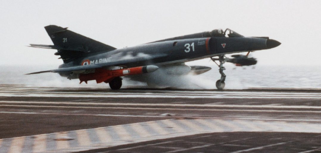 Hier eine “Super Etendard” mit einer “Exocet”-Rakete beim Start von der “Foch” im Jahre 1983. (#05)