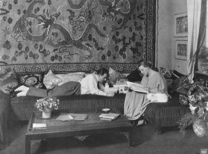 Thea von Harbou und Fritz Lang 1923 oder 1924 in ihrer Berliner Wohnung. (#02)