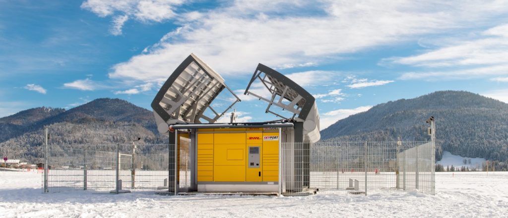 Um den Paket-Kopter landen zu lassen, klappt der Skyport sein Dach auf. (#04)