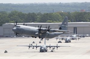 Im Bild eine C-130J-30 der US-Luftwaffe beim Start. Im Hintergrund sind ältere H-Modelle zu erkennen. Neben den amerikanischen Luftstreitkräften haben auch 18 weitere Länder die „J“ im Einsatz oder bestellt,  darunter Großbritannien, Frankeich, Indien, Israel, Ägypten und Australien.