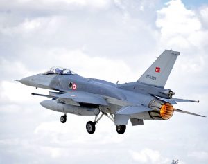 Diese F-16C startet vom türkischen Fliegerhorst Konya aus zu einem Einsatzflug im Rahmen des Manövers „Anatolian Eagle“, an dem neben der türkischen Luftwaffe auch Flugzeuge aus Großbritannien, Jordanien, Oman, Katar und Spanien teilnahmen. (#3)