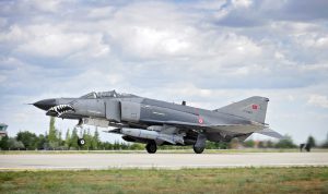 Im Bild eine F-4E „Terminator 2020“, aufgenommen in Konya während des Manövers „Anatolian Eagle“. Die beiden türkischen „Phantom“-Staffeln standen von Anfang an zur legitimen Regierung. Die „Terminator 2020“ ist eine mit israelischer Hilfe entstandene kampfwertgesteigerte F-4E mit modernem Radar, digitalem Cockpit und komplett neuer Avionik. Die abgebildete Maschine ist mit einem israelischen AGM-142 „Popeye“-Marschflugkörper bewaffnet. Die „Terminator 2020“-Flotte wird als schwerer Jagdbomber eingesetzt und kann so gut wie alle modernen Präzisionswaffen abwerfen. (#4)