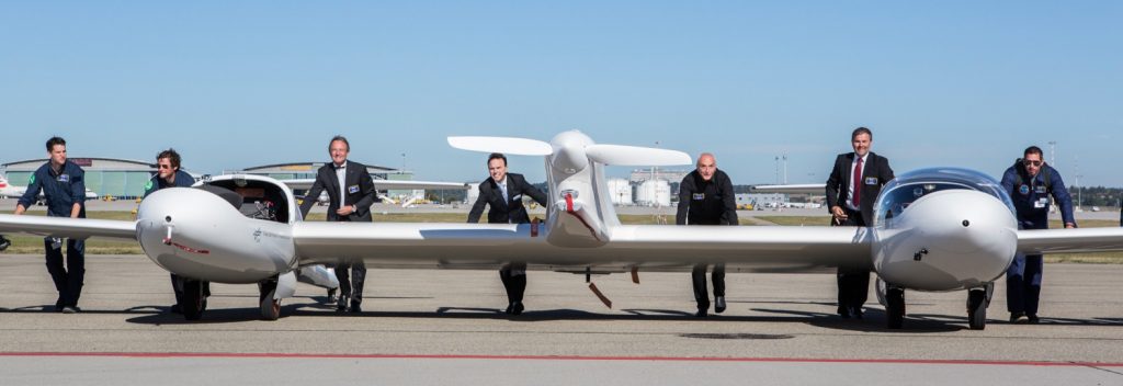 HY 4 nach dem Erstflug (von links nach rechts): Prof Georg Fundel, Geschäftsführer Flughafen Stuttgart, Prof André Thess, Leiter DLR-Institut für Technische Thermodynamik, Ivo Boscard, Geschäftsführer Pipistrol, Prof Josef Kallo, Projektleiter HY4 im DLR (#1)