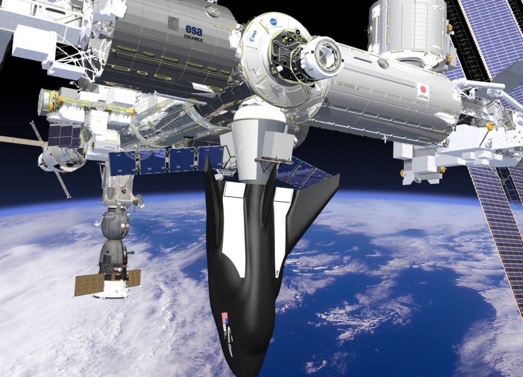 Hier hat ein „Dream Chaser“ an der Internationalen Raumstation ISS angedockt. Am Heck ist das Lade- und Schleusenmodul zu erkennen, das wahrscheinlich in Europa produziert werden wird. Direkt hinter der Raumfähre befindet sich ein „Sojus“-Raumschiff. (#3)