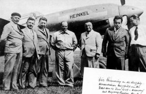 Dieses Bild von 1939 zeigt Ernst Udet (mitte rechts) und Ernst Heinkel (mitte links mit runder Brille) nach einem Flug Udets mit dem Rekordflugzeug Heinkel He 100 V-8. (#1)