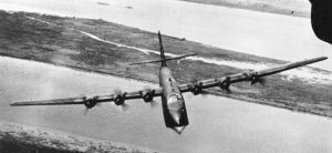 Blohm & Voss brachte sein BV 222-Flugboot als landgestützten Bomber ins Gespräch, aber es blieb bei einem Vorschlag. Die 13 gebauten Maschinen wurden als Transporter und Fernaufklärer eingesetzt. Im Bild eine BV 222 über der Elbe nahe Hamburg, wo sie auch produziert wurde. (#9)