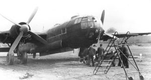 Bodenpersonal des KG 100 belädt eine He 177 mit Bomben. Die Aufnahme entstand am 21. März 1944. Der Tarnanstrich weist auf einen Nachtbomber hin, der Angriffe auf England flog. Bei der He 177 trieben immer zwei Motoren einen Propeller an.  (#6)