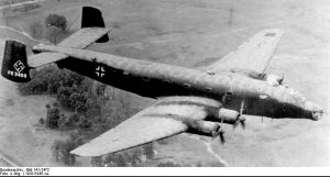 Flugaufnahme eines Junkers Ju 290 A-7-Fernaufklärers, der kurz nach dem Krieg in den USA erprobt wurde. Diese Flugzeug stand danach einige Jahre in einem Depot, bevor es verschrottet wurde.  Foto: Bundesarchiv via Wikimedia Commons (#5)