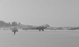 Junkers baute eine kleine Serie Ju 90, die bei Kriegsbeginn von der Luftwaffe übernommen wurden. Hier eine Ju 90 B-1 am 11. Januar 1944 auf dem finnischen Flugplatz Malmi. Im Hintergrund sind eine Ju 87 „Stuka“ und eine Ju 52 zu sehen. Ein Teil der Ju 90-Maschinen diente als Basis für die Ju 290.  (#4)