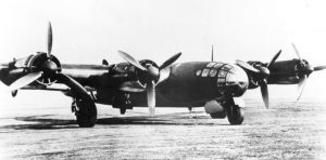 Aufnahme der einzigen jemals geflogenen Messerschmitt Me 264. Das Flugzeug erhielt später andere Motoren vom Typ BMW 801. Die abgebildete V-1 flog erstmals am 23. Dezember 1942 und wurde wie die nie geflogene V-2 bei einem alliierten Luftangriff im Januar 1944 zerstört. (#8)