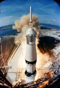 Start von Apollo 11 an der Spitze einer 110 Meter langen Saturn V-Rakete. Das Raumschiff mit den drei Astronauten saß an der Spitze, direkt darunter hinter einer aufklappbaren Verkleidung die eigentliche Mondfähre. (#6)