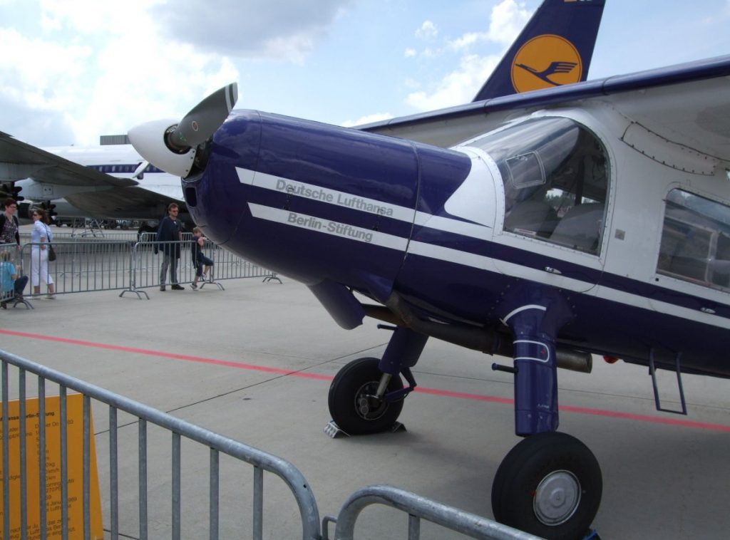 Vorderansicht der Do 27 D-EDNU, aufgenommen auf den Airport Days in Hamburg. (#2)