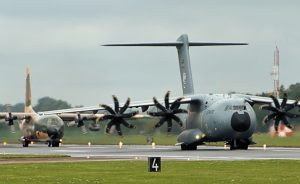 Vorne eine A400M der Bundeswehr (Luftwaffe) beim Royal International Air Tattoo 2016 auf dem britischen Luftwaffenstützpunkt Fairford. Im Hintergrund eine C-130 „Hercules“. (#11)