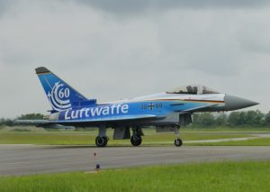 Sonderlackierung eines „Eurofighters“ der Bundeswehr (Luftwaffe) aus Anlass von 60 Jahren Luftwaffe. Man darf gespannt sein, ob dieses Flugzeug auch zum 100. Geburtstag noch dabei ist – immerhin flogen die F-4F „Phantoms“ rund 40 Jahre mit dem Eisernen Kreuz. (#6)