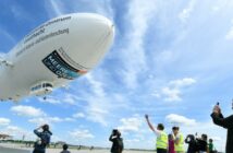 Planetarium Hamburg: die Expedition "Uhrwerk Ozean". Immer gut für ein Foto: Der Zeppelin NT beim Start.