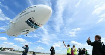 Planetarium Hamburg: die Expedition "Uhrwerk Ozean". Immer gut für ein Foto: Der Zeppelin NT beim Start.