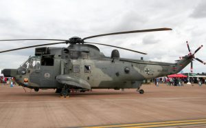 Die betagten „Sea Kings“ der Bundeswehr Marineflieger tragen die Hauptlast der Such- und Rettungseinsätze über See. Ständig einsatzbereit: Vier Maschinen.  (Ironiemodus an.) Da darf auf keinen Fall ein großes Kreuzfahrtschiff in der Deutschen Bucht sinken. (Ironiemodus aus). (#5)