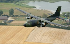 Eine im norddeutschen Hohn bei Rendsburg stationierte Transall C-160 der Bundeswehr (Luftwaffe) in geringer Höhe.  (#10)