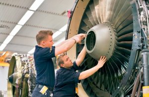 Montage eines CFM-56-Motors bei Lufthansa Technik