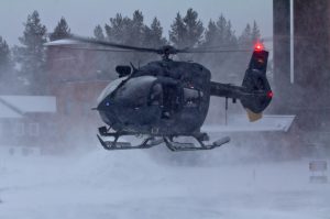 Der aufgewirbelte Schnee erschwert die Sicht bei der Landung. Das erfordert Konzentration und volle Aufmerksamkeit der Besatzung