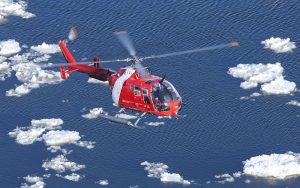 Eine Bo-105 der kanadischen Küstenwache bei einem Flug über dem St. Lorenz-Strom zwischen Quebec und Lévis. (#5)