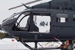 Zwei H-145M-Maschinen des Hubschraubergeschwader 64 bei den Kältetests in Schweden. Unter der geöffneten Cockpittür ist ein Werfer für Hitzefackeln zur Abwehr von infrarotgelenkten Flugabwehrraketen zu sehen. 