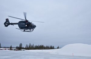 Einer der beiden zur Kälteerprobung nach Nordschweden verlegten H145M beim Tiefflug. 