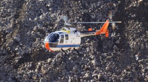 Die MBB Bo-105 des DLR bei einem Versuchsflug in unwegsamen Gelände. (#1)