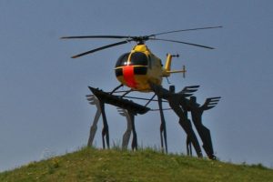 Ein ehemaliger Rettungshubschrauber des ADAC dient jetzt als Denkmal am Kamener Kreuz. (#4)