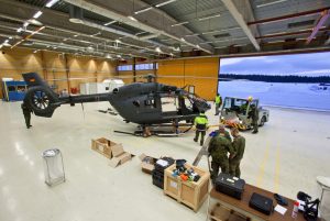 Techniker der Luftwaffe bei der Arbeit an einer H145M im Hangar. 