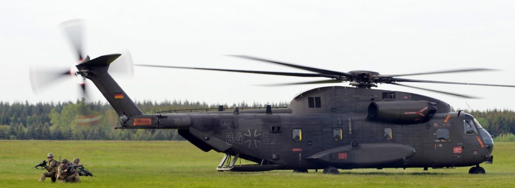 Ein Hubschrauber vom Typ CH-53 setzt am 20.05.2015 nahe des am Fliegerhorsts Rostock-Laage im Rahmen der Übung SNAP 2015 (Significance of National Air Power) die Forward Air Controller (FAC) ab. (#1)