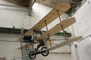 Das Magdeburger Technikmuseum zeigt diesen Nachbau des Grade-Dreideckers von 1908. Der Magdeburger Ingenieur und Fluglehrer Rolf Wille, der noch mit über 80 Jahren aktiver Flieger war, baute das Flugzeug 1997 in Originalgröße nach. (#2)