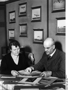 Dieses Bild von Hans Grade und seiner Frau entstand anlässlich des 60. Geburtstags des Flugpioniers am 17. Mai 1939 in seinem Haus in Borkheide. (#1)