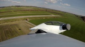 Blick aus der Kamera in der Tragflächenspitze zum Rumpf. Deutlich ist das Klappensystem für die kleinen, elektrisch betriebenen Lilium Jets zu sehen