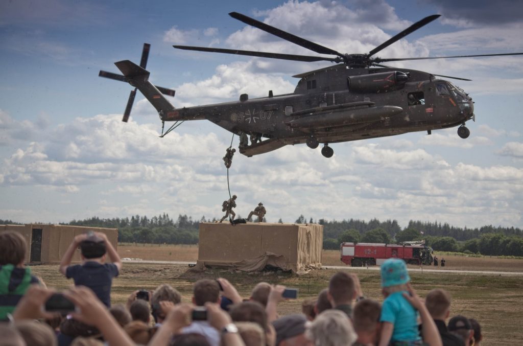 Vorführung am Tag der Bundeswehr in Hohn am 11. Juni 2016: Ein Hubschrauber vom Typ CH-53 setzt Soldaten ab.  (#3)