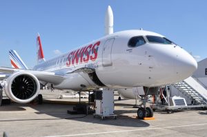 Auf der Aero Salon 2015 in Paris-Le Bourget zeigte Bombardier eine CS100 in den Farben von Swiss. (#1)