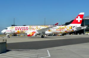 Zur Eröffnung seines Liniendienstes nach London-Heathrow versah Swiss eine CS100 mit einem farbenprächtigen Sonderanstrich. Die Aufnahme entstand am 15. Juni 2017 in London-Heathrow. (#2)