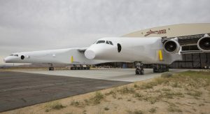 "Stratolaunch“ wird nun zahlreiche Bodentests durchlaufen. Außerdem erhält das Flugzeug bislang fehlende Systeme, etwa das im Bug untergebrachte Wetterradar mit seinem schützenden Radom. (#3)