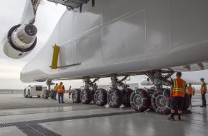 Ein kritischer Punkt war erreicht, als das riesige Flugzeug erstmals auf seinen eigenen Rädern stand. Wie die Triebwerke, die Cockpits und viele Komponenten der Avionik stammen sie aus zwei ausgeschlachteten Boeing 747 „Jumbo Jets“. (#4)