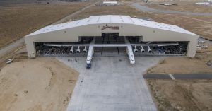 Rollout für einen Riesen: Am 31. Mai 2017 verließ das „Stratolaunch“-Trägerflugzeug zum ersten Mal seine Montagehalle. (#1)