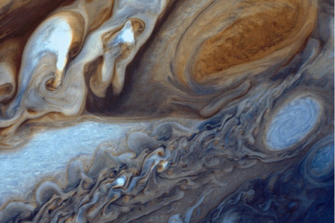 „Voyager“ lieferte dieses Bild von Jupiters Rotem Fleck und den umgebenden Wolkenwirbeln. Der Rote Fleck ist ein stationärer Wirbelsturm, der bereits den frühen Astronomen auffiel. Die Erde passt gleich mehrfach hinein. (#5)